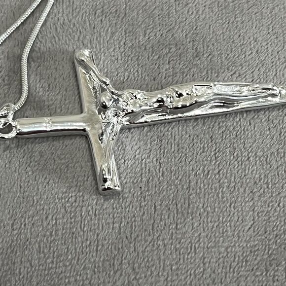 Beautiful Silver Plated Cross Crucifix On Snake Chain Silver Tone Christian - Picture 6 of 7